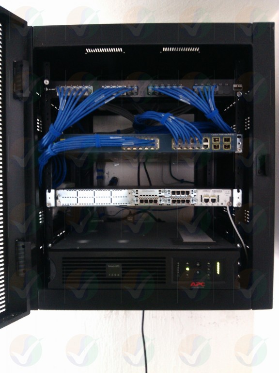 INSTALACIÓN DE GABINETE PARA TELECOMUNICACIONES 